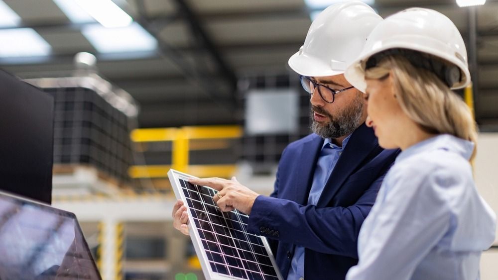 Female,Engineer,And,Male,Director,Talking,In,Modern,Industrial,Factory, vállalkozások demján vállalkozás kkv
