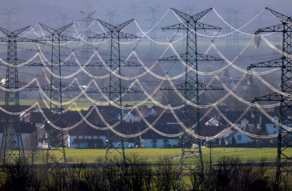 Az áram ára sose volt olyan magas Németországban, mint Olaf Scholz baloldali koalíciója hétfői várható parlamenti bukása előtti napokban Power lines