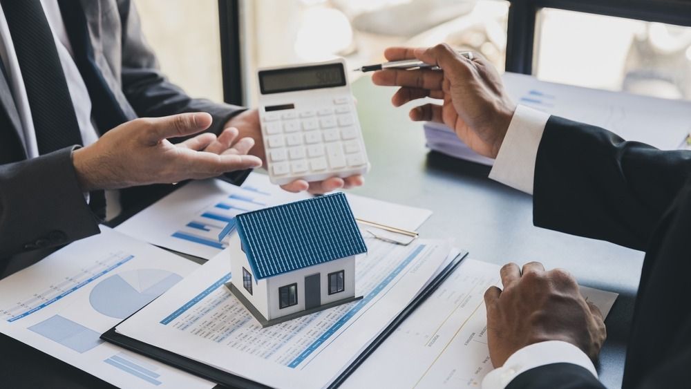 House,Model,With,Agent,And,Customer,Discussing,Calculate,For,Price, kamatplafon, kamatstop