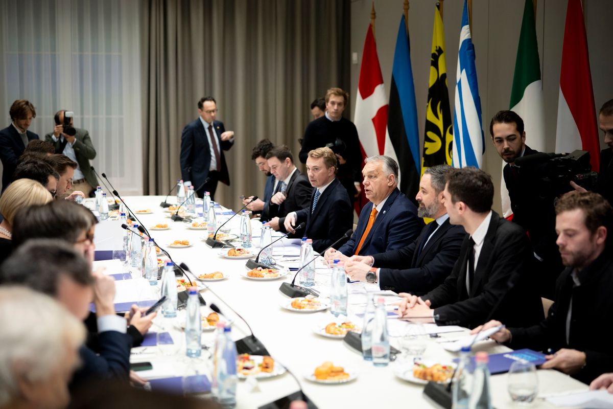 Orbán Viktor miniszterelnö európa k, a Fidesz elnöke (j4) a Patrióták Európáért pártcsoport vezetőinek találkozóján a brüsszeli Magyar Házban 