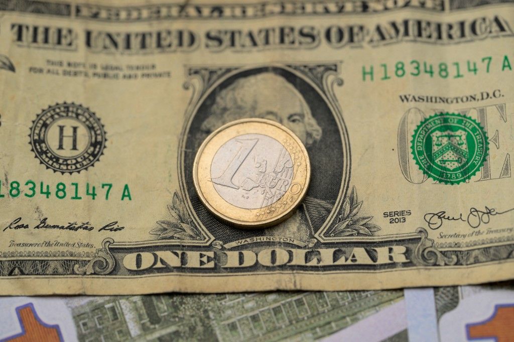 US Dollar - Euro - Photo Illustration ameirkai költségvetés hiány, PCE infláció, pce, infláció, amerika,