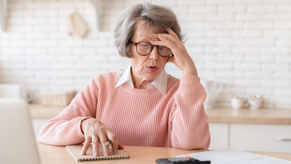 Stressed,Depressed,Desperate,Caucasian,Old,Elderly,Senior,Woman,Grandmother,In
nyugdíjemelés