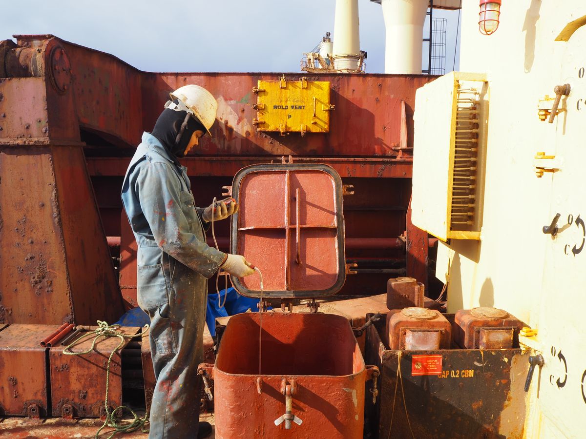 A,Ship,Crew,Is,Checking,The,Atmosphere,In,Confined,Or