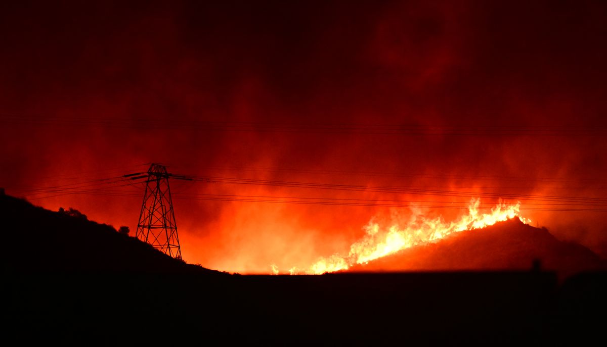 New explosive wildfire erupts near Los Angeles