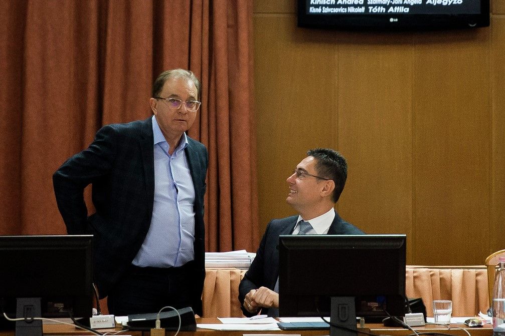 Holnap bíróság elé állnak a zuglói korrupciós botrány vádlottjai