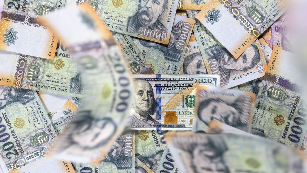 Pile,Of,Money,,100,Usd,Dollar,Bank,Note,With,Falling
forint
