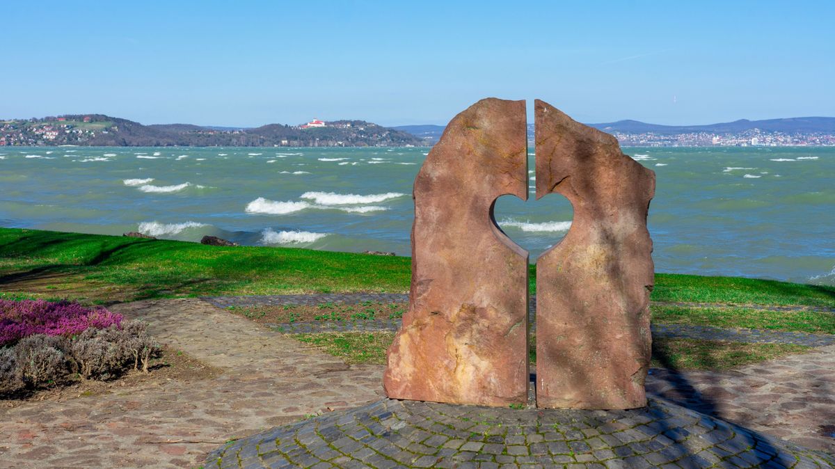 Heart,Of,Balaton,Statue,On,Zamárdi,Beach,At,Lake,Balaton