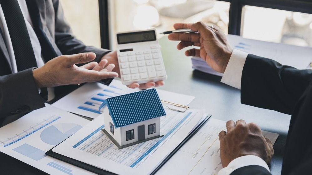 House,Model,With,Agent,And,Customer,Discussing,Calculate,For,Price
Már hét banknál elérhető a munkáshitel