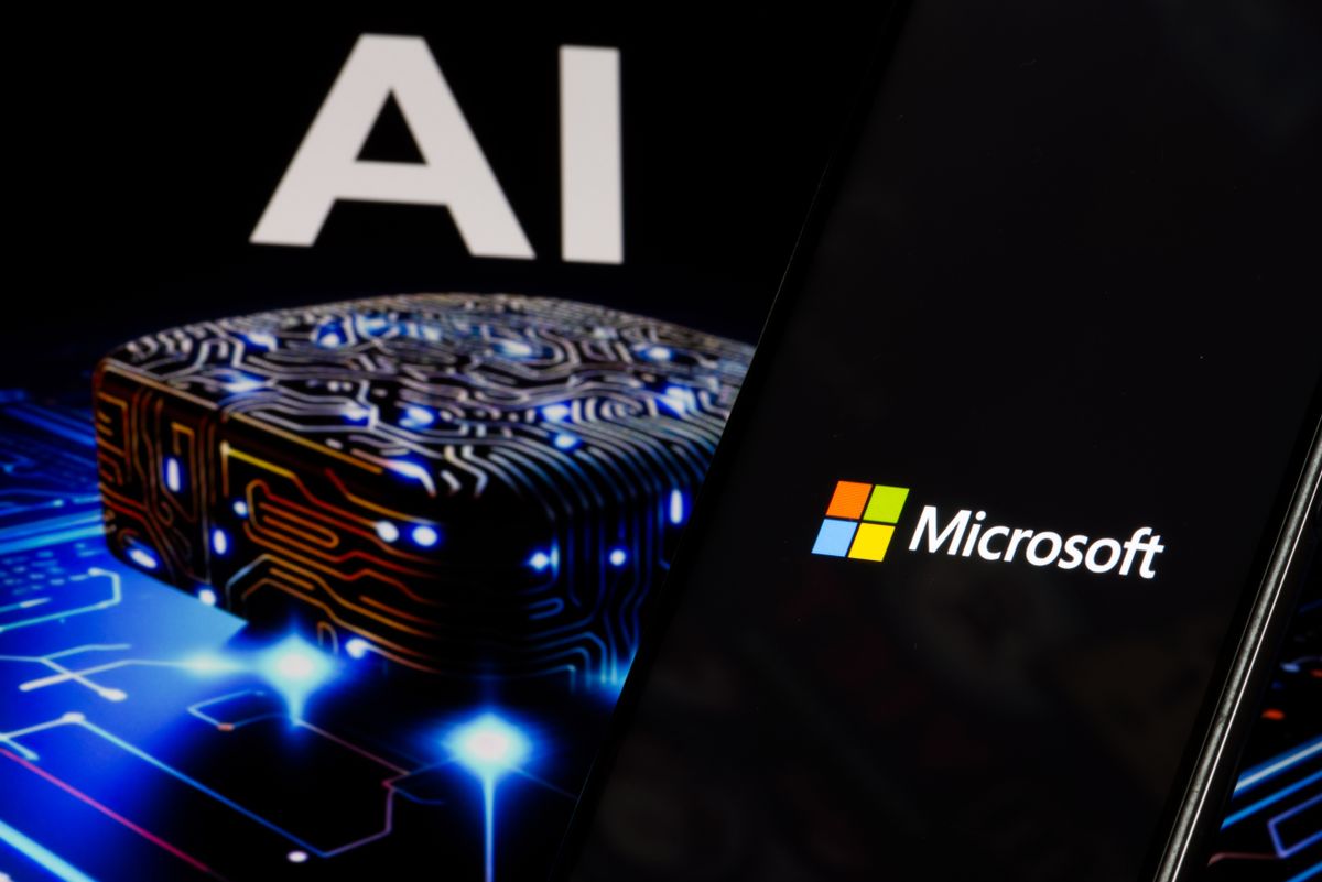Microsoft,Logo,On,Phone,And,Blurred,Ai,Chip,On,The, mesterséges intelligencia, microsoft, mi, meta