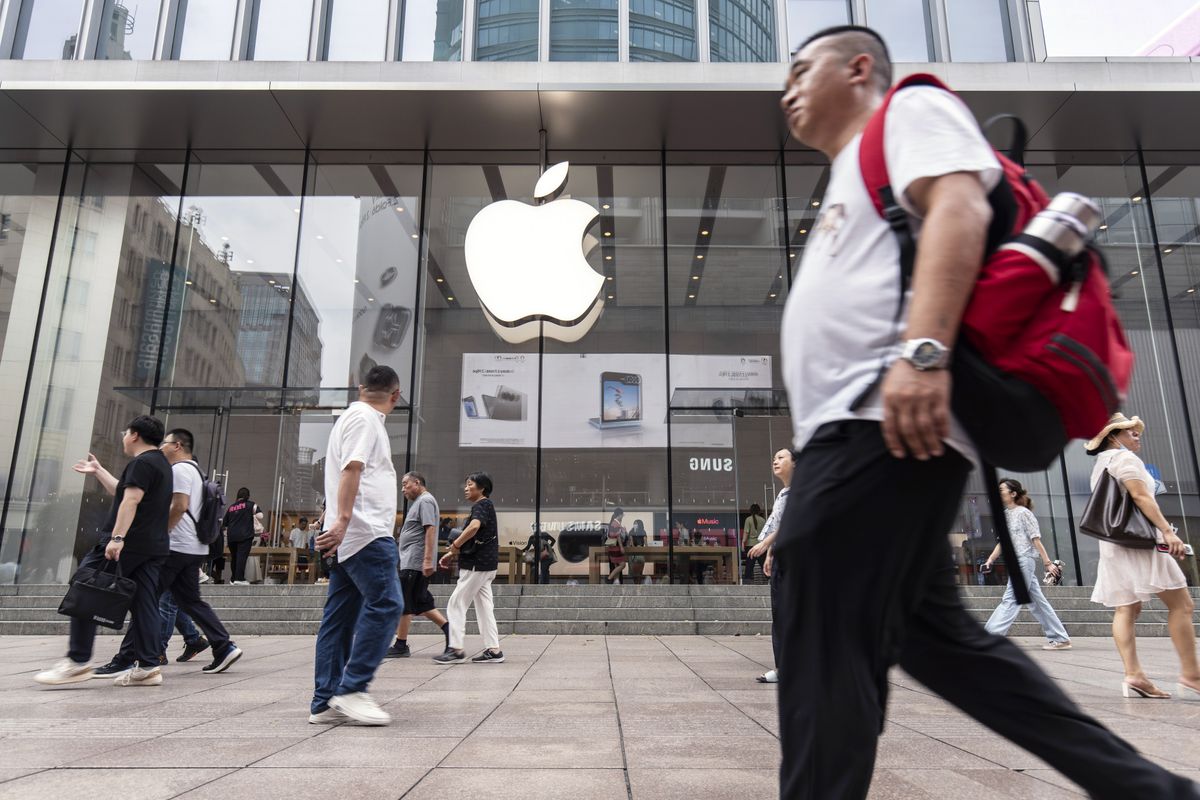 Apple Inc. Store in Shanghai As Apple Looks to Entice iPhone 16 Shoppers With Not-Quite-Ready AI