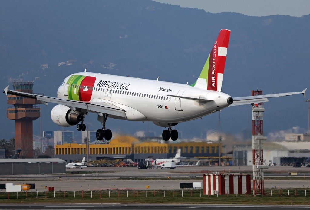 portugál légitársaság TAP iverse aircraft landing in Barcelona