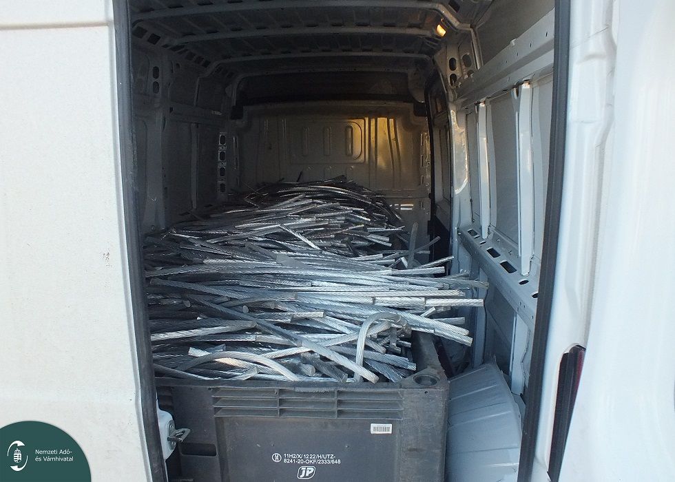 NAV illegális fém kábel pénzügyőr