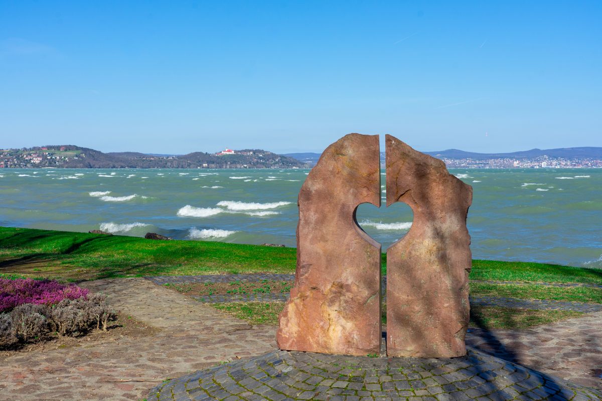 Heart,Of,Balaton,Statue,On,Zamárdi,Beach,At,Lake,Balaton