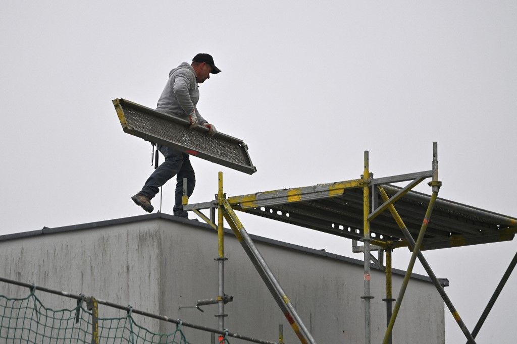 Scaffolders at work. fizikai dolgozók bére nőtt