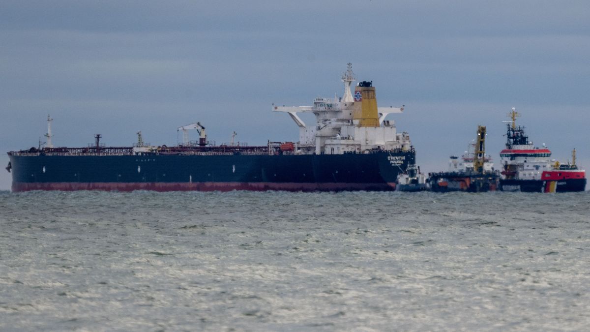 Unmaneuverable oil tanker in Sassnitz orosz olaj