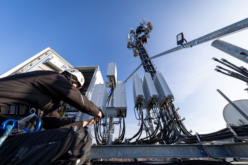 Quality check on Telekom mobile phone mast
5G