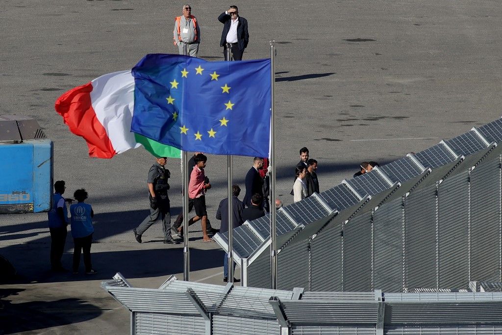 Albanie : arrivée des premiers migrants arrêtés dans les eaux italiennes