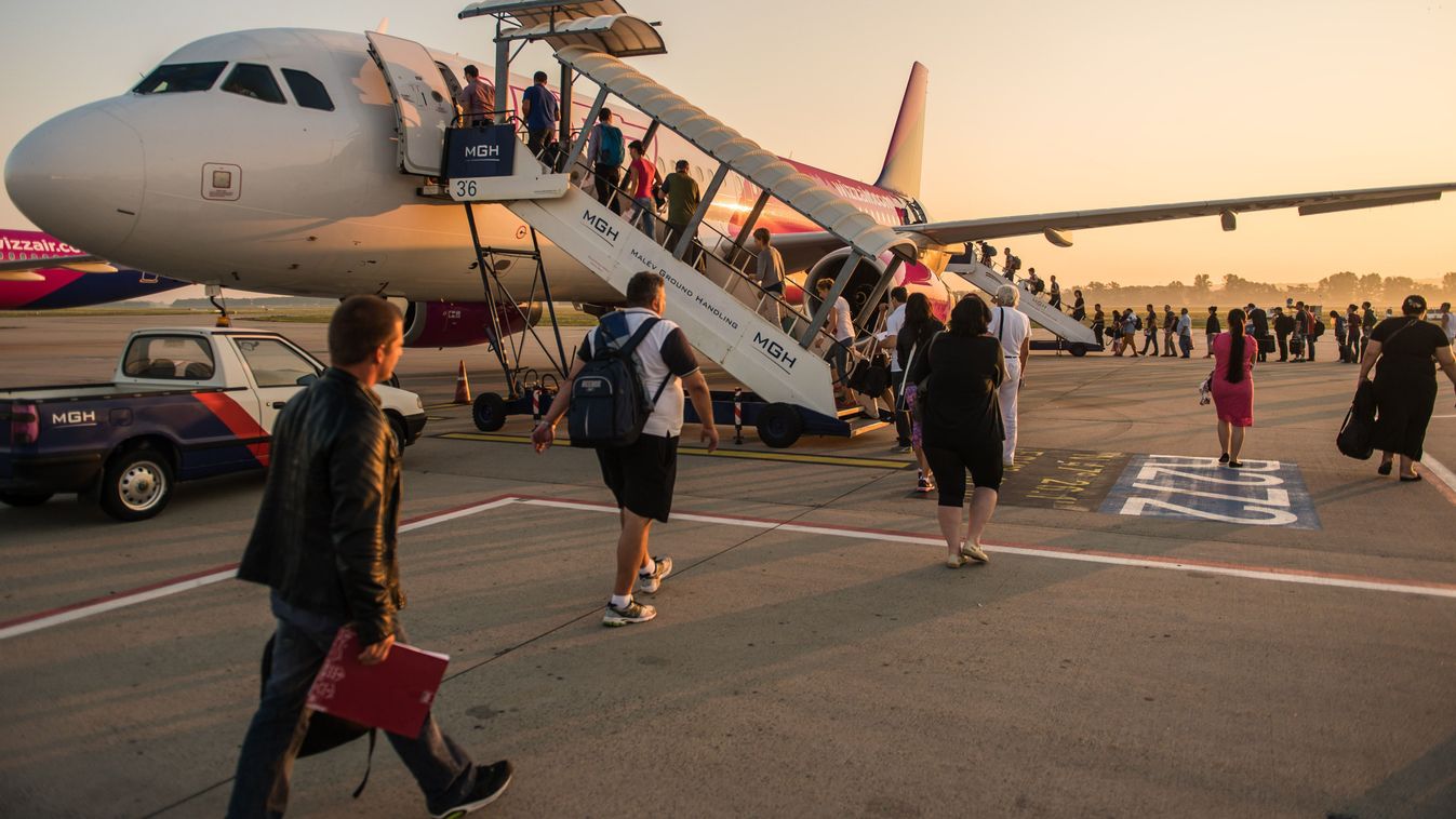Budapest,,Hungary,,August,4,2015,Passengers,Line,Up,For,Boarding