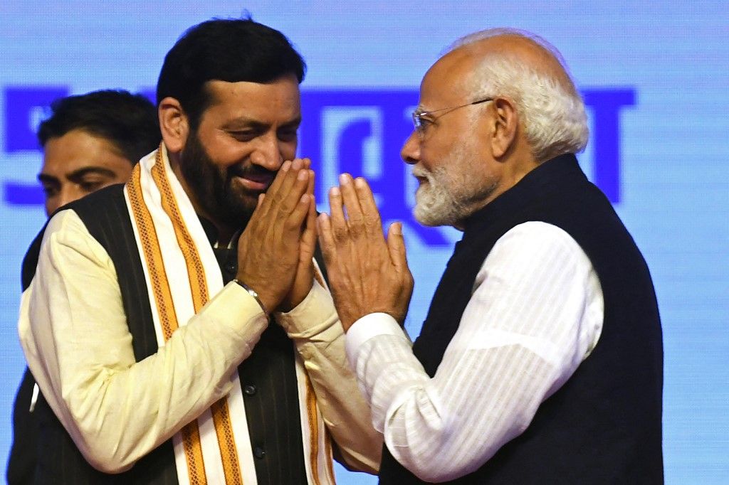 India miniszterelnöke, Narendra Modi (R) köszönti Haryana állam főminiszterét, Nayab Singh Saini-t az államfőminiszteri eskütétele alkalmával, 2024. október 17-én Pancskulában