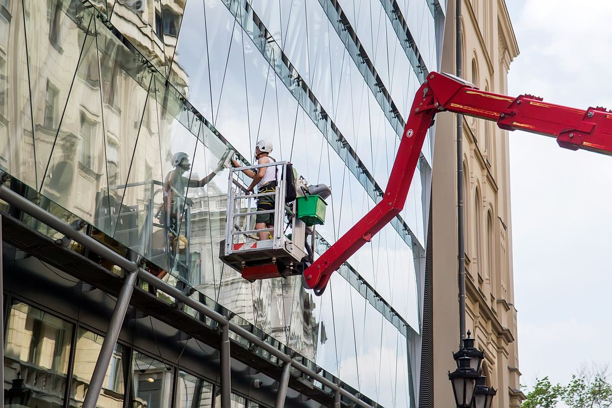 Budapest,,Hungary,-,Aug,3,,2018:,Worker,In,Elevated,Work
czomba sándor