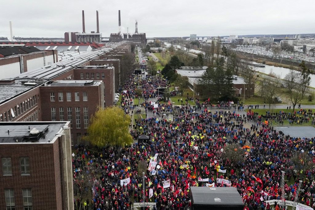Warning strike at VW in Wolfsburg