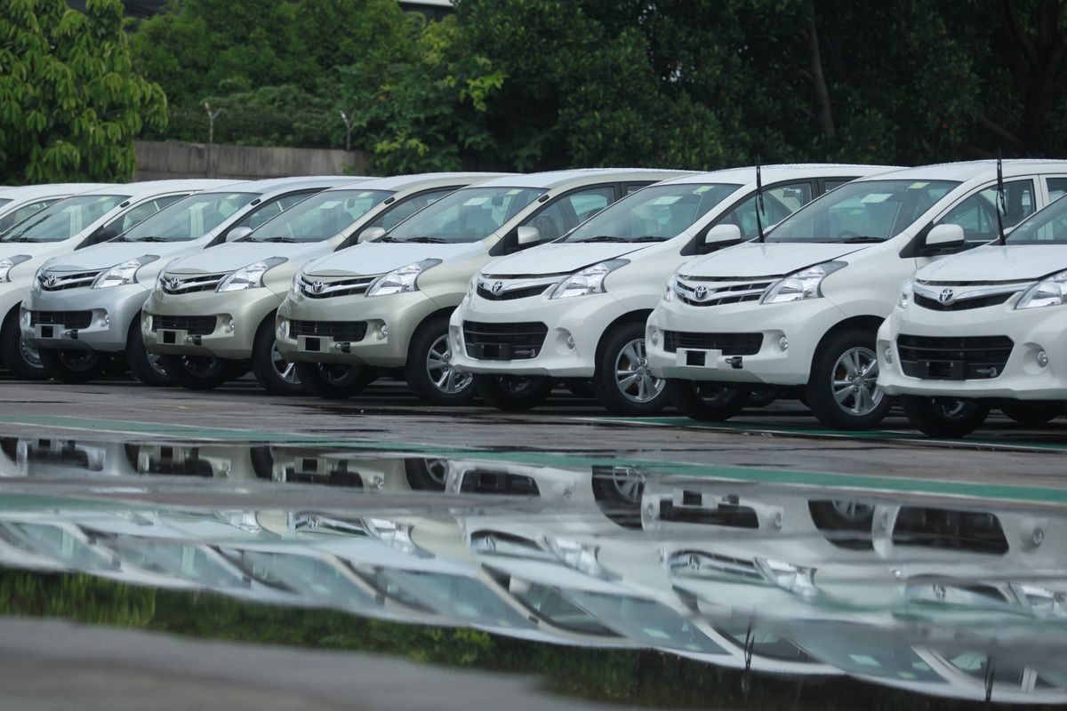Jakarta,indonesia-march,22,2013:,Selective,Focus,On,A,Row,Of,New,Toyota