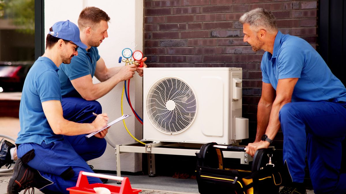 Experienced,Technician,Inspecting,Air,Conditioning,Units,And,Installing,Hvac,Systems