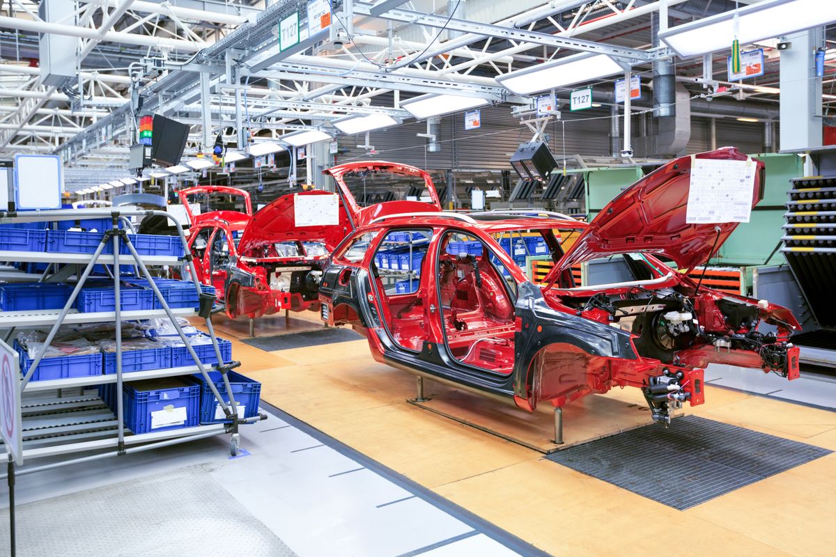 auto body on conveyor line at car plant
autó