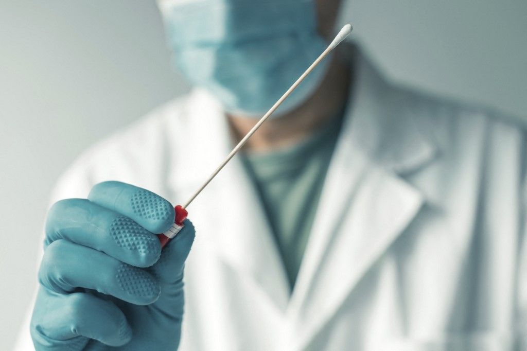 Medical professional with sample swab koronavírus