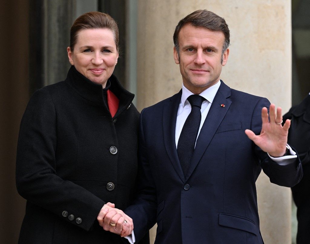 Emmanuel Macron francia elnök (R) és Mette Frederiksen dán miniszterelnök (L) a párizsi Elysee-palotában találkoztak 2025. január 28-án