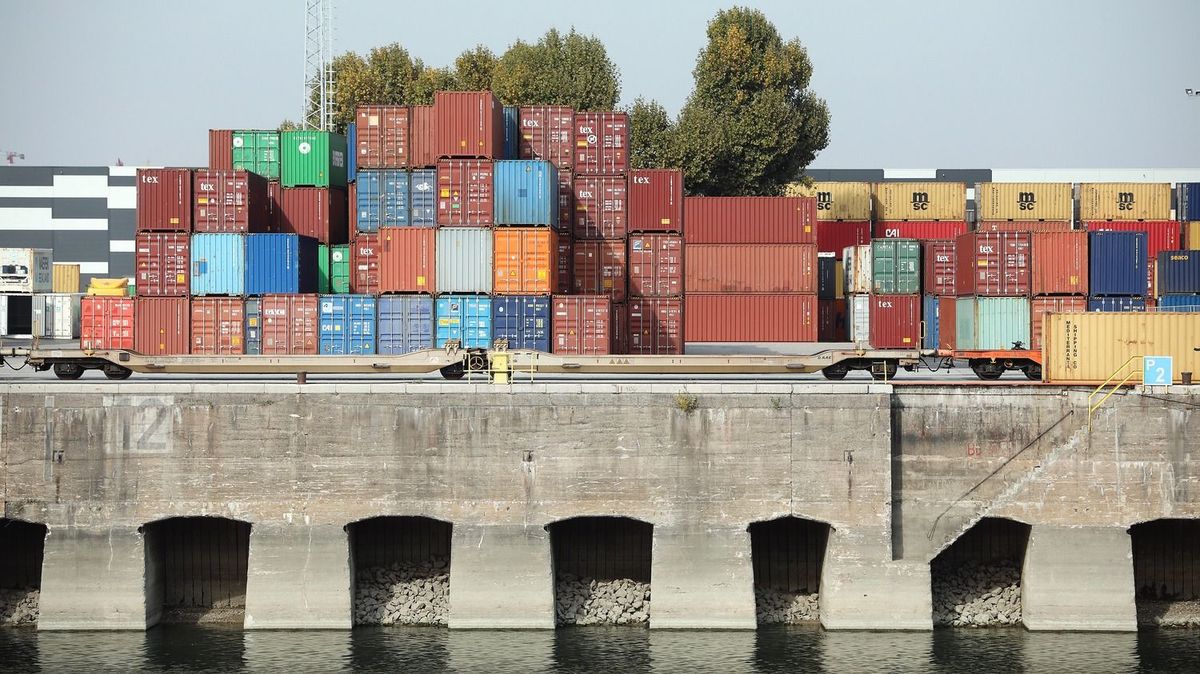A magyar külkereskedelemben egyértelműek a javulás jelei, az import és az export is magához térőben van, a sebességét illetően azonban rengeteg a bizonytalanság LUS_5249
külkereskedelmi forgalom