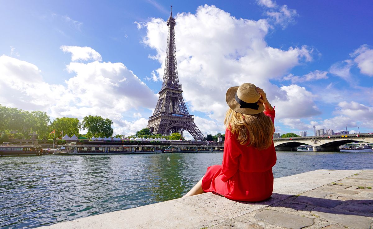 Young,Traveler,Woman,In,Red,Dress,And,Hat,Sitting,On
népszerű úti cél