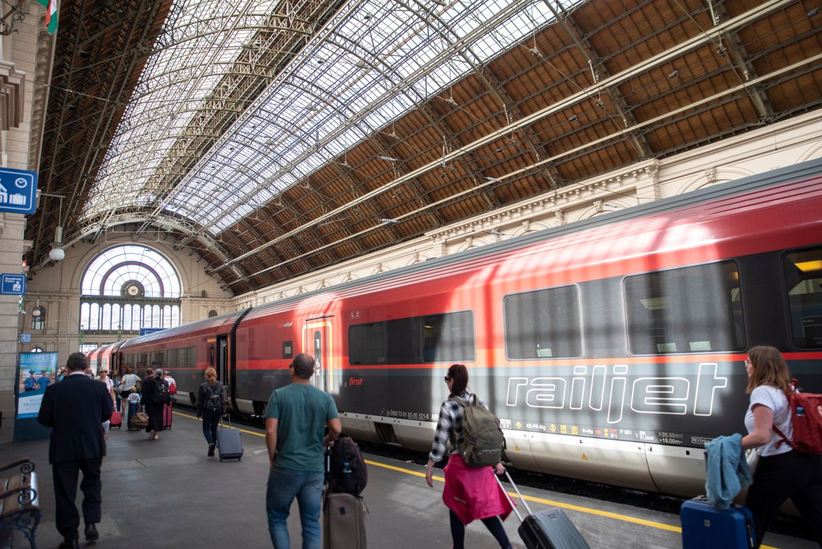 Budapest/hungary-,09/10/2019:,Passengers,Walk,Across,The,Platform,As,A,Train