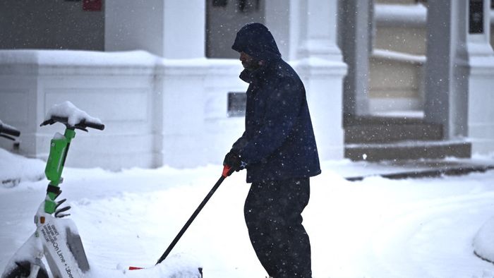 Dangerous storm sweeps across much of US
