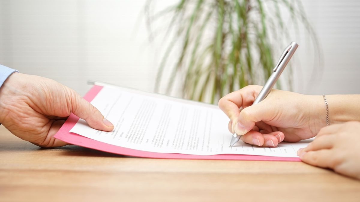 Boss,Gives,Employee,Dismissal,Contract,To,Sign