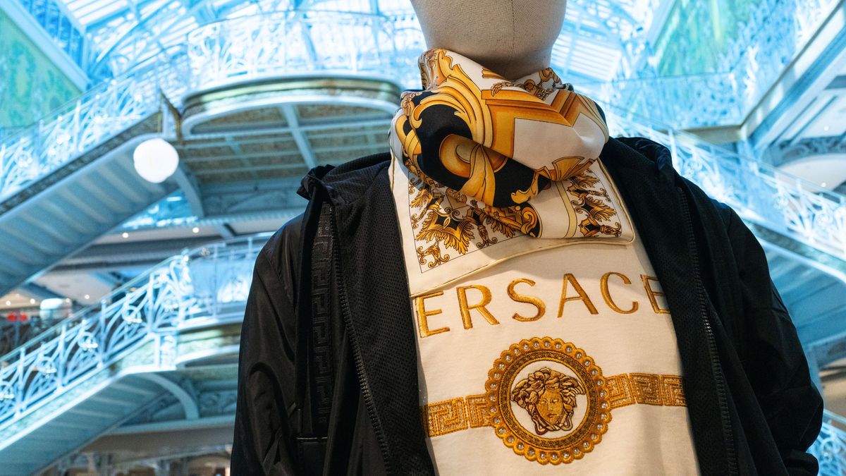 A Versace körül köröz a Prada, létrejöhet az olasz divatbirodalom 