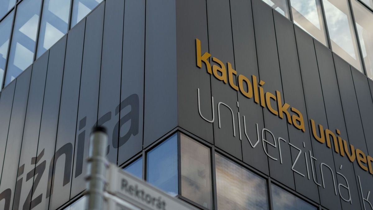 Rózsahegyi Katolikus Egyetem
bombariadó