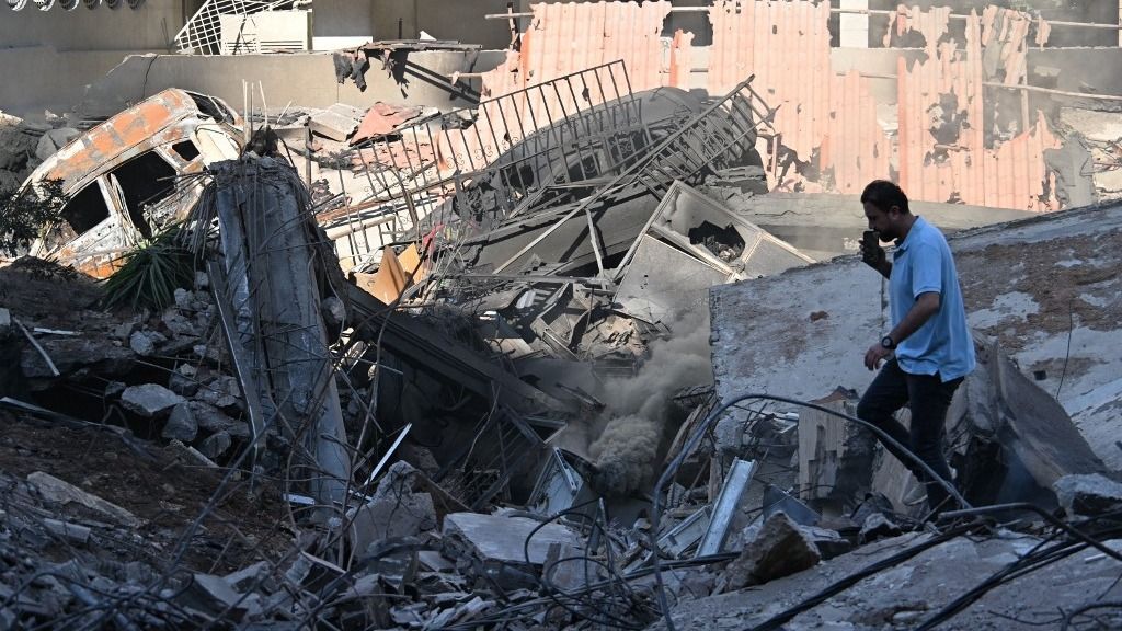 Aftermath of Israeli army's airstrike on Beirut leaving Hezbollah's Secretary-General Nasrallah dead fegyver libanon