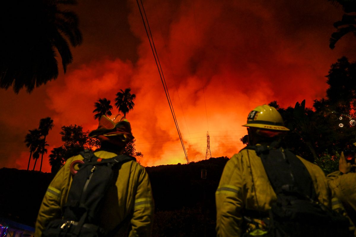Aerial firefighting efforts intensify over the Palisades wildfire in Los Angeles
Los Angeles-i tűzvész: tízezer tűzoltó dolgozik az oltásban