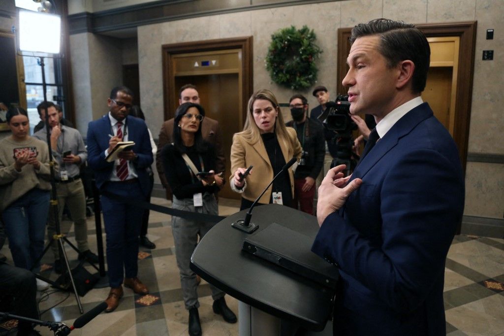 A kanadai Konzervatív Párt vezetője, Pierre Poilievre egy sajtótájékoztatón 2024. december 16-án Ottawában miután Chrystia Freeland miniszterelnök-helyettes  lemondott a Justin Trudeau-val fennálló nézeteltérések miatt