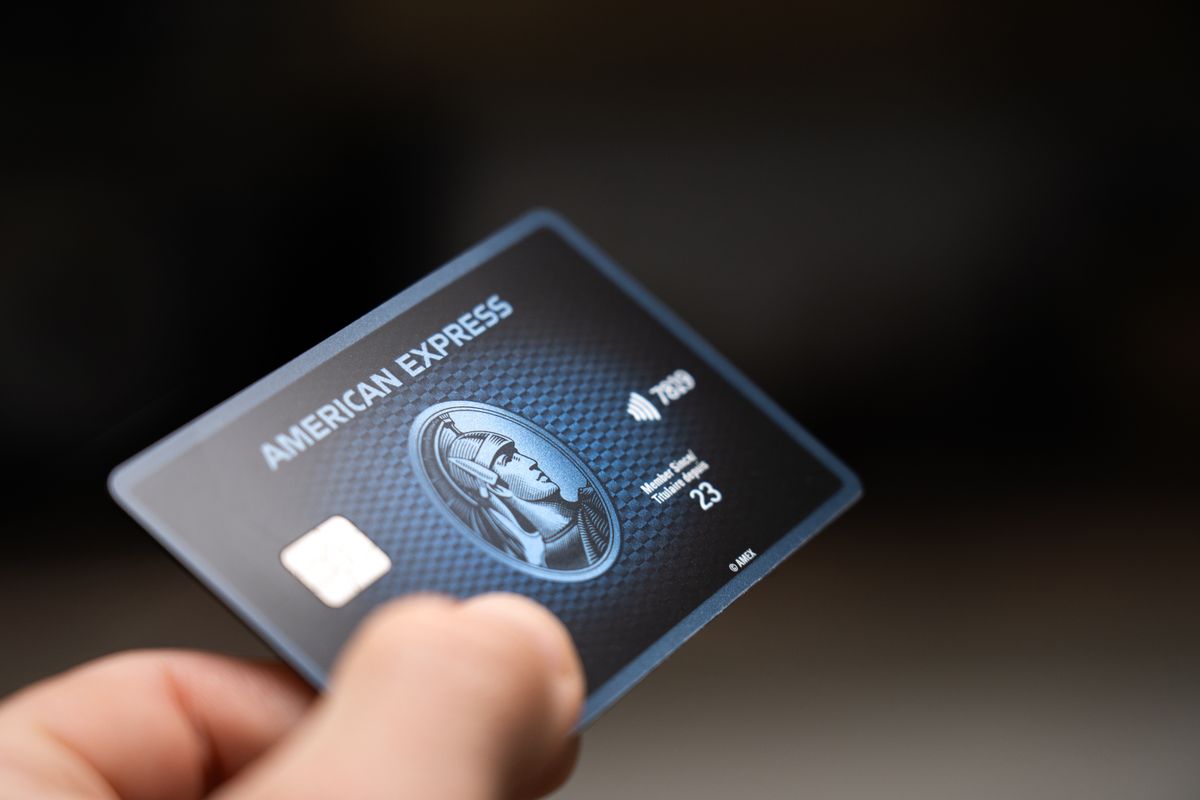 American Express, hitelkártya, Vancouver,,Bc,,Canada,-,September,20,,2024:,Person,Holding,An