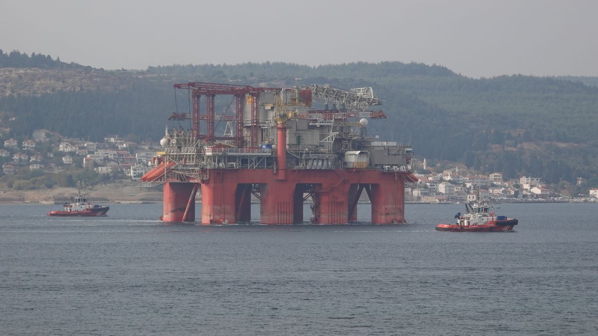 Transocean Barents passes through Canakkale Strait, gáz, földgáz