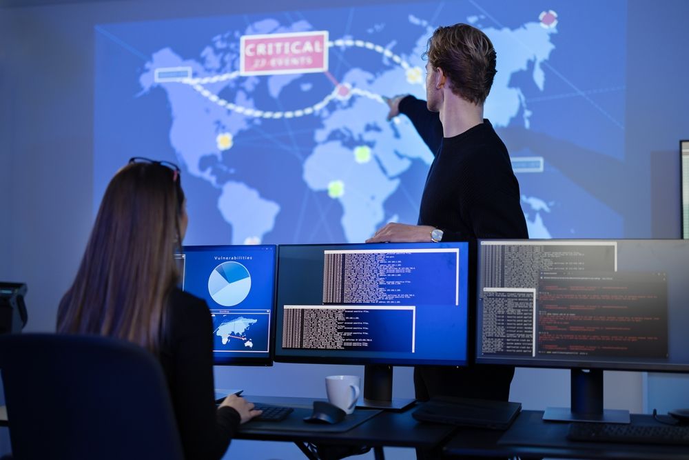 Cyber,Security,Team,Working,In,A,Cyber,Security,Operations,Center
bérkülönbség, bérszakadék