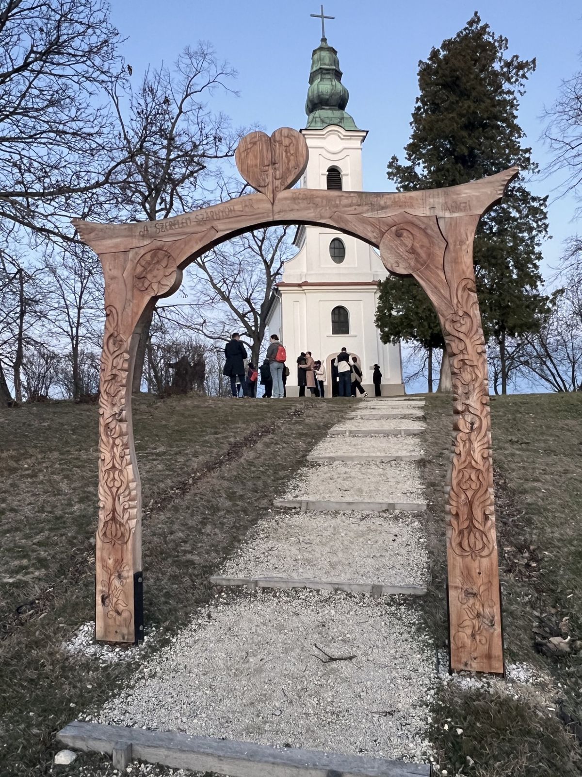 Szántódpuszta szerelemkapu és kápolna