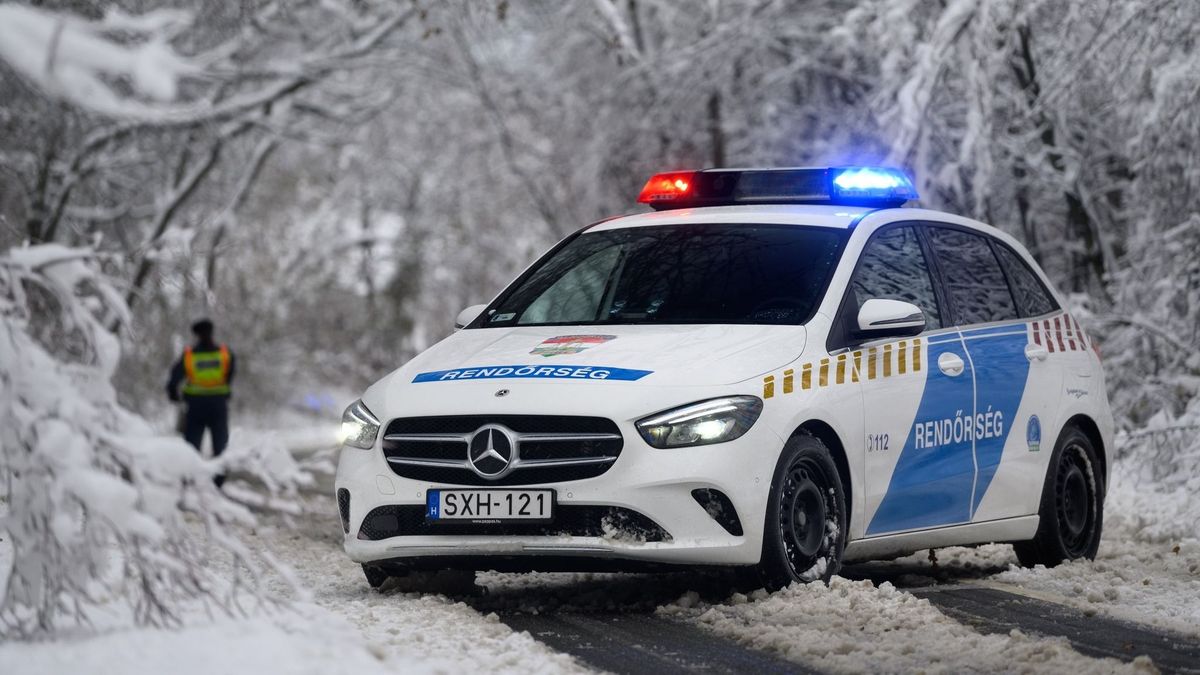 rendőrség, lezárás, havazás, útlezárás, rendőrautó, havas időjárás, hó, hideg, fagy, tél