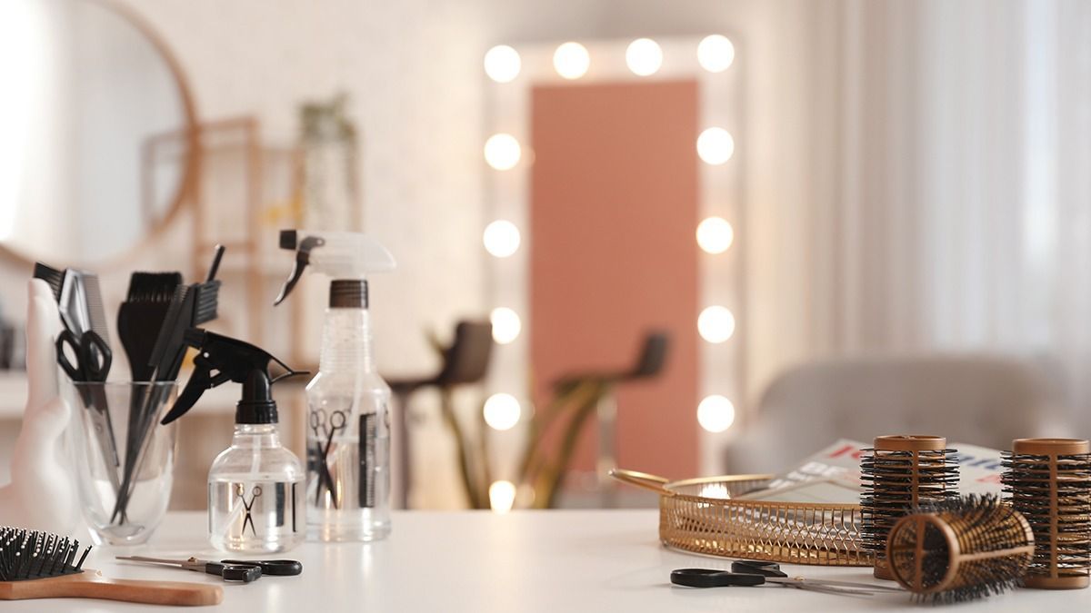 Different,Hairdressing,Tools,On,Table,In,Beauty,Salon
NAV, alanyi adómentesség