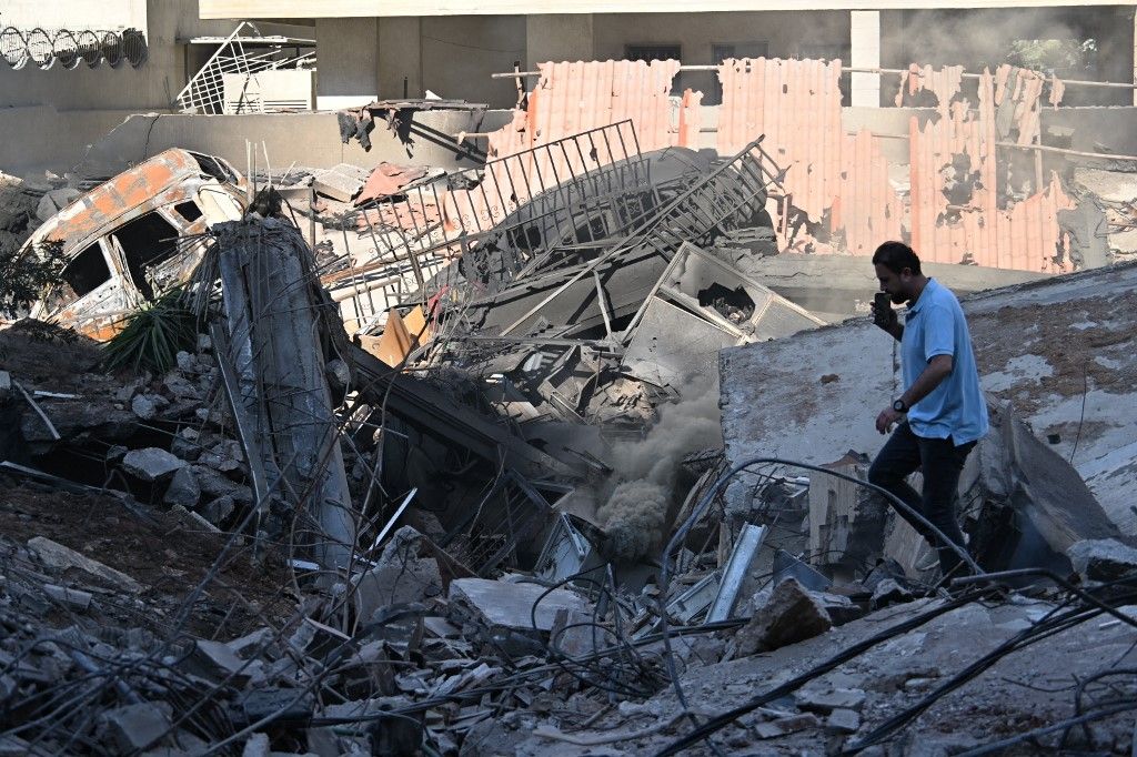 Aftermath of Israeli army's airstrike on Beirut leaving Hezbollah's Secretary-General Nasrallah dead fegyver