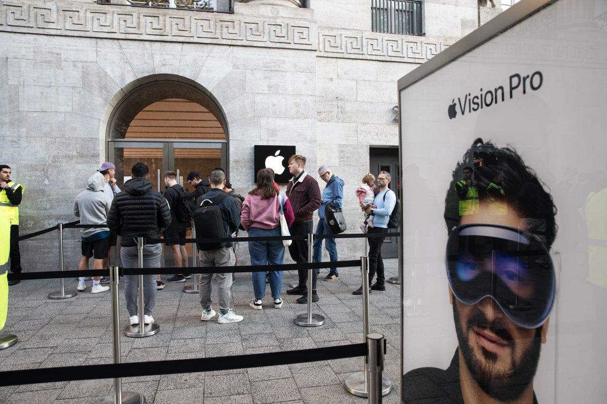 Germany: Apple Store in Berlin Sees Massive Lines for iPhone 16 Launch
apple, vision pro