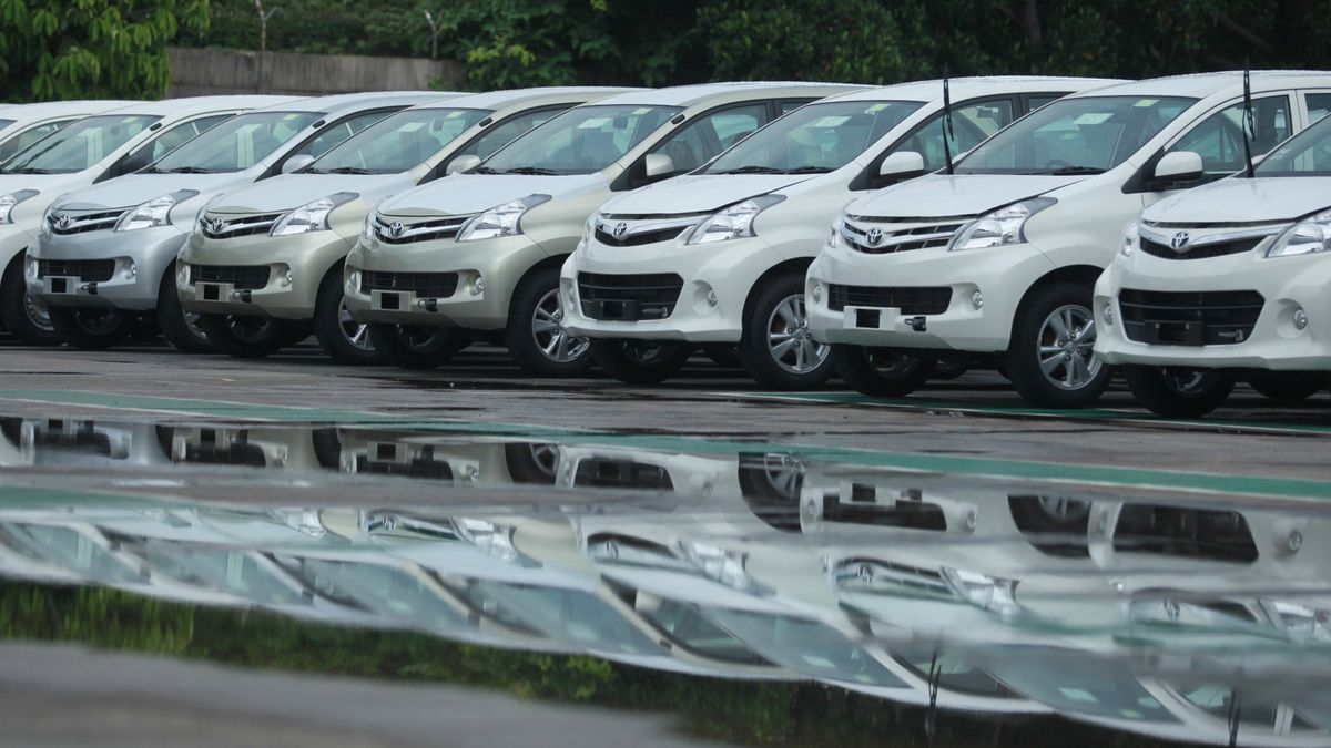 Jakarta,indonesia-march,22,2013:,Selective,Focus,On,A,Row,Of,New,Toyota