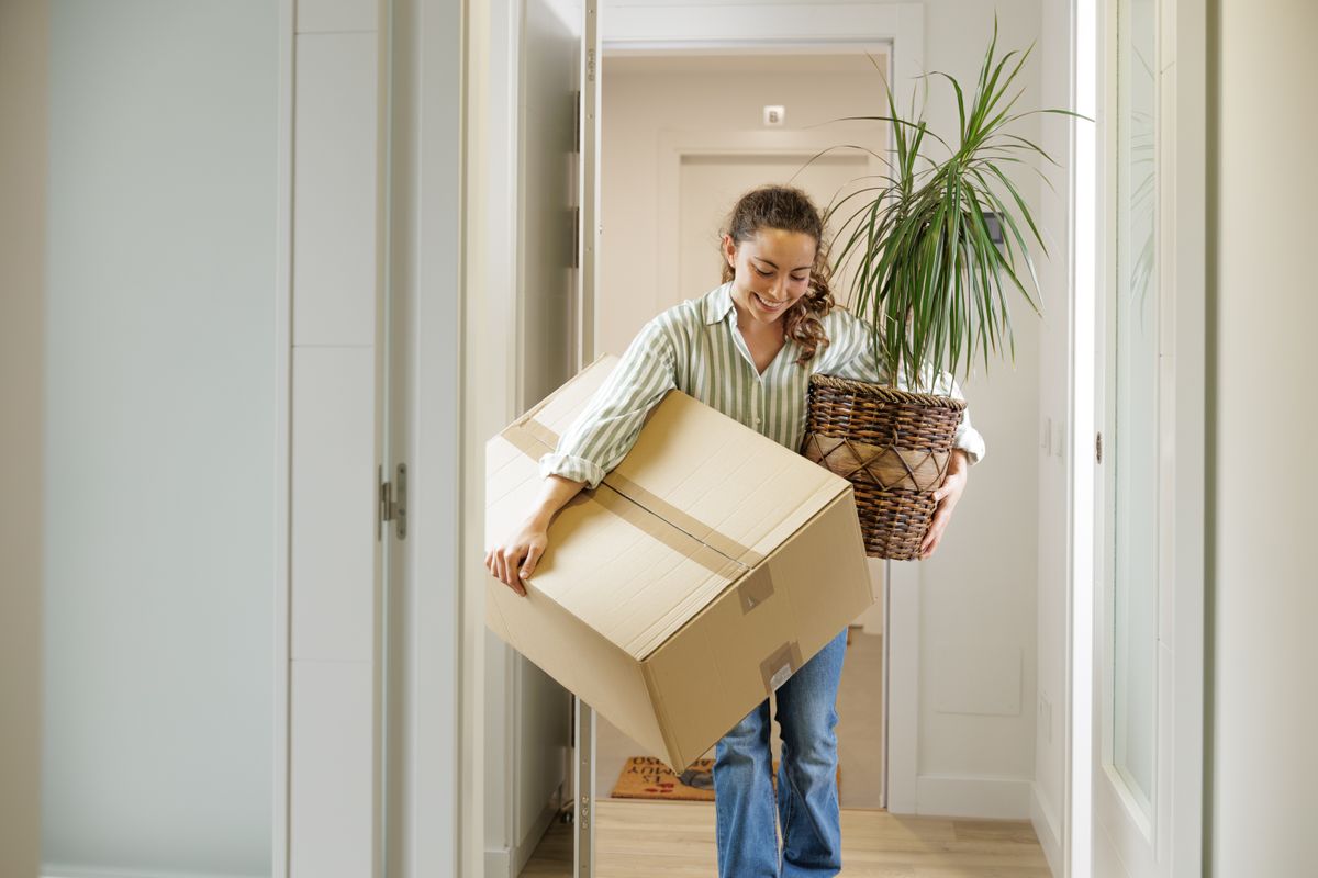 Woman,Arriving,At,Her,New,House,With,Her,Plant,And
lakhatási támogatás